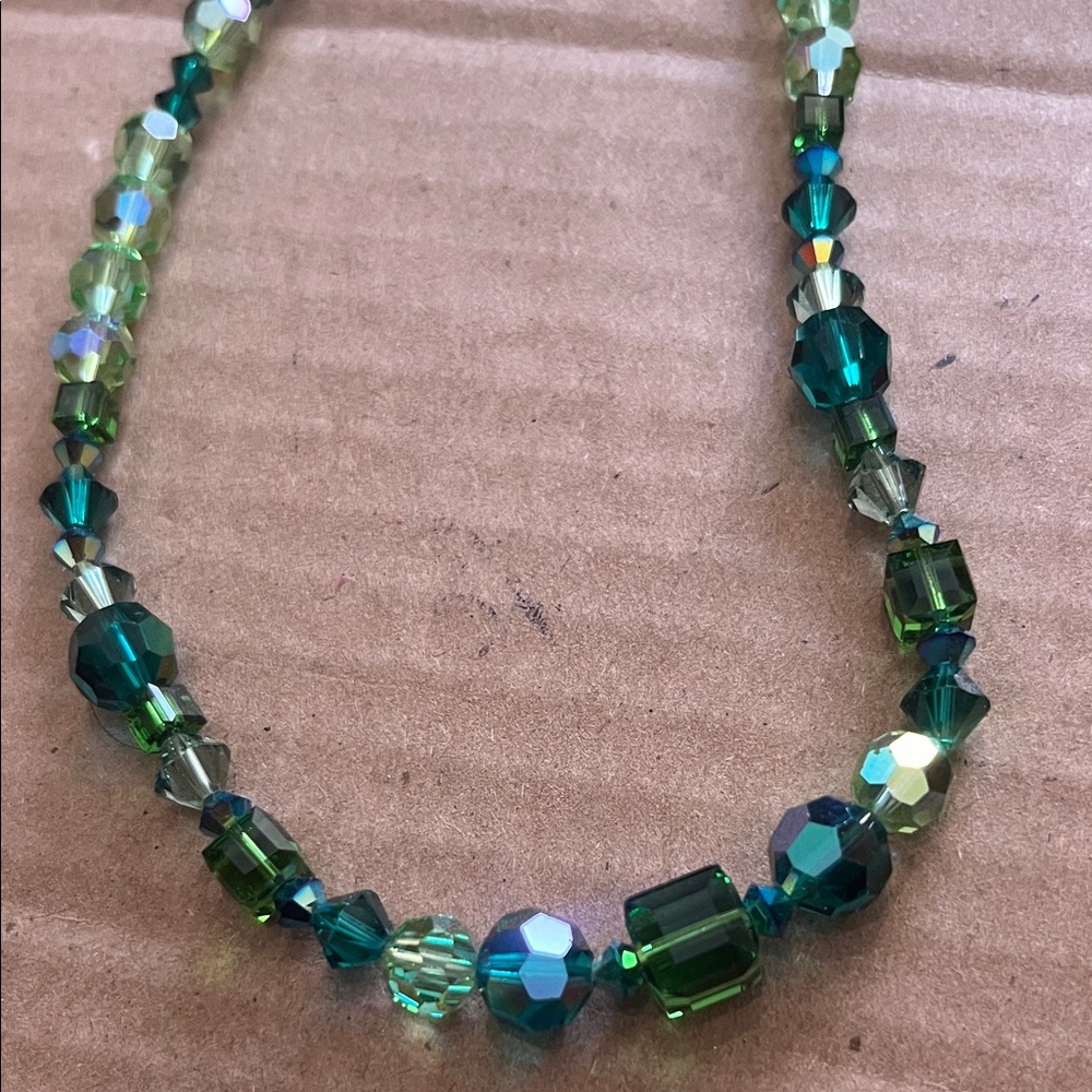 VINTAGE faceted iridescent Green Beaded Necklace circa 70s